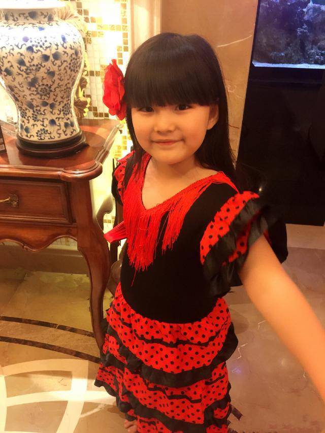 王诗龄虽然没瘦但穿衣却接地气了不少全套运动装比大牌还好看