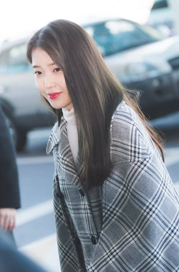 针织衫作为内搭,外面穿了一件毛呢大衣,暖和又好看,很适合秋冬季节穿