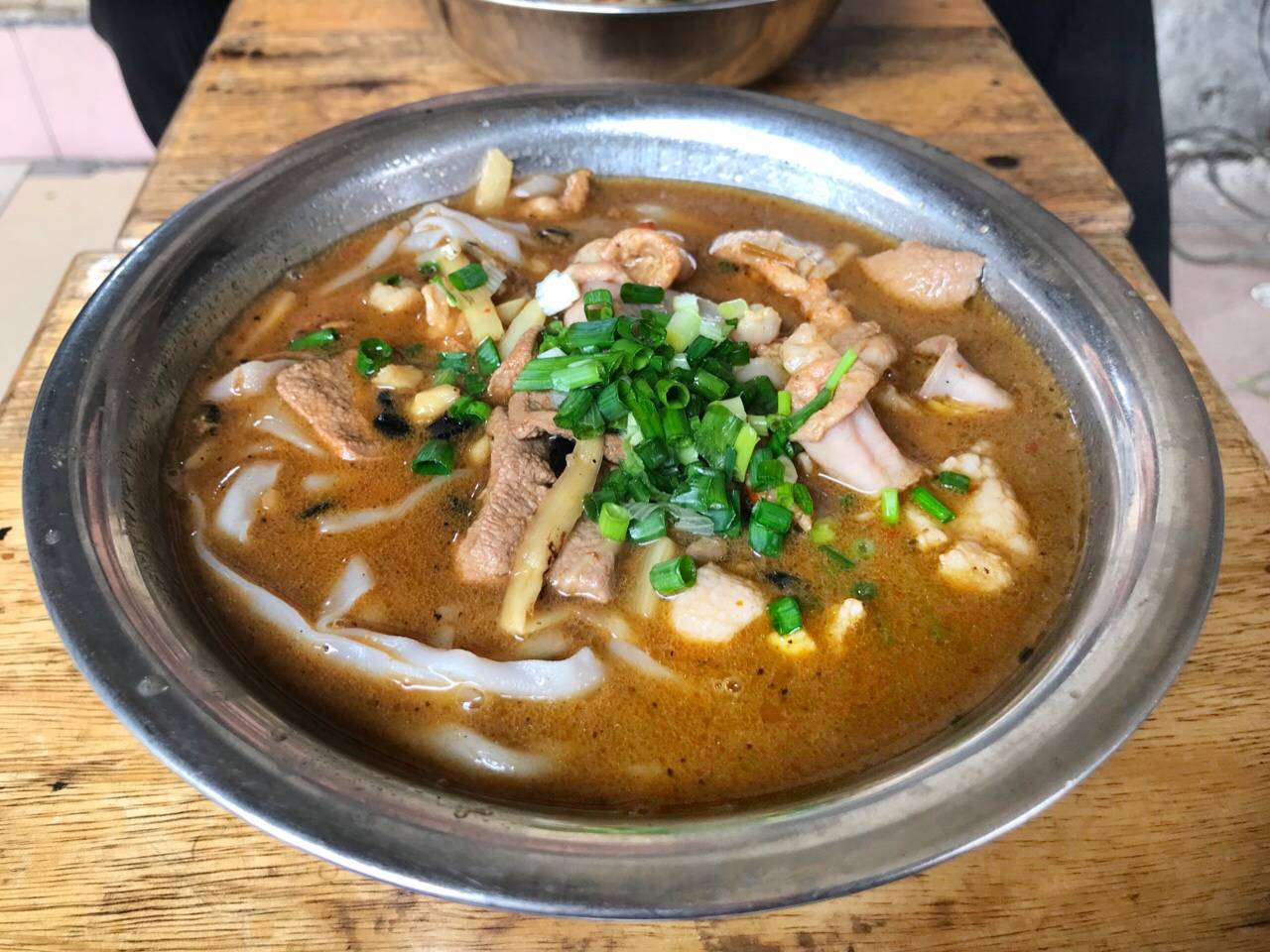 南宁中山路上名声大噪的一家老友粉店,很多外地游客慕名而来