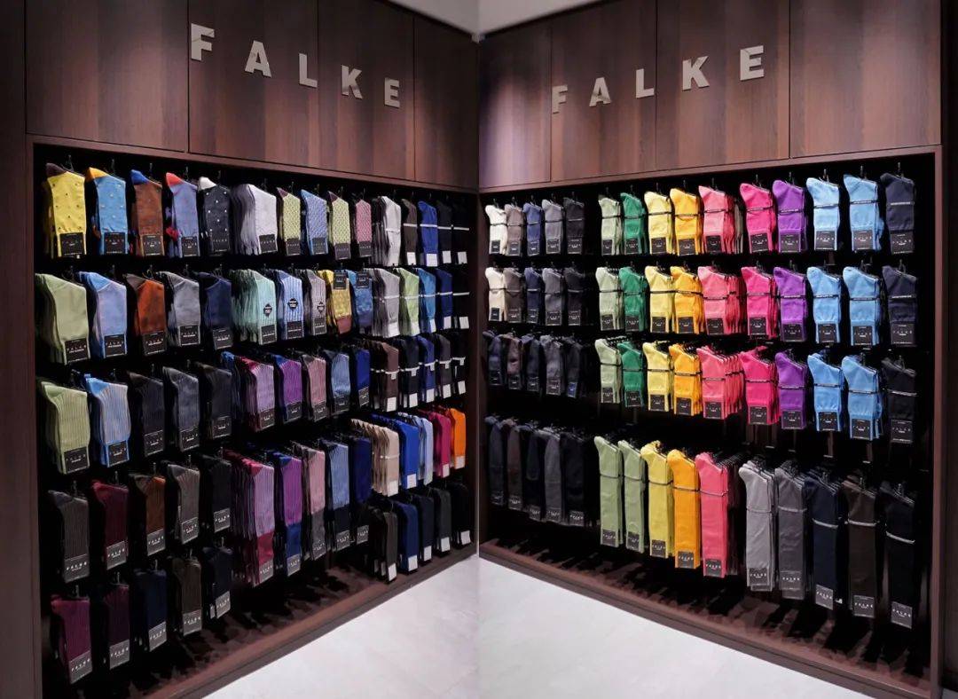 范主一直都很喜欢falke家的袜子,可以说是我买过最多的袜子品牌,价格
