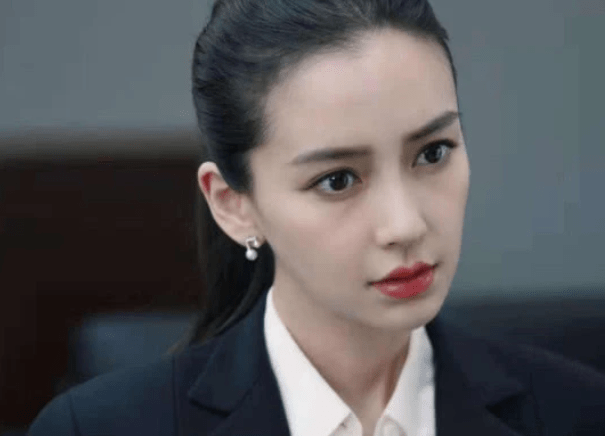 杨颖把灯泡绑耳朵上不料减龄10岁意外成00后最爱