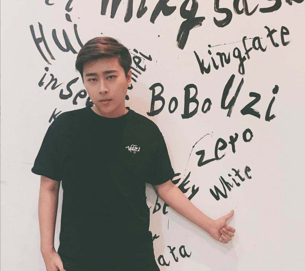 英雄联盟卢本伟还玩英雄联盟吗看到账号截图情况一目了然