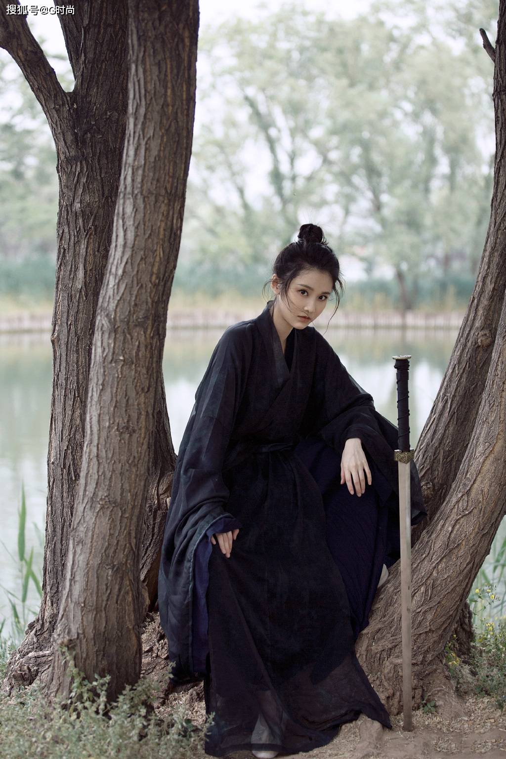 张慧雯古风剑客大片 身姿挺拔气场真的好强