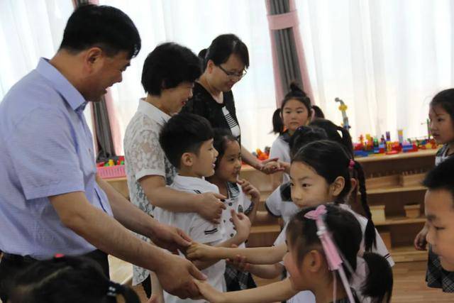卧龙区领导和孩子们共度六一儿童节_实验幼儿园