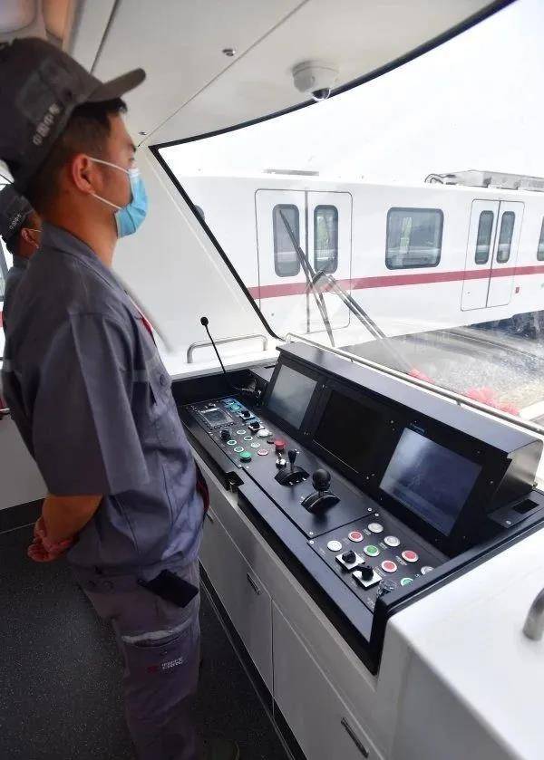 首列武汉造全自动无人驾驶地铁列车下线