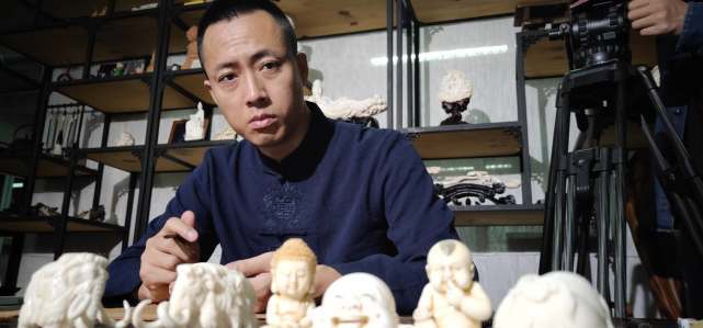 张义,国际工艺美术大师,非遗(牙雕)技艺传承师,中国猛犸象牙艺术研究