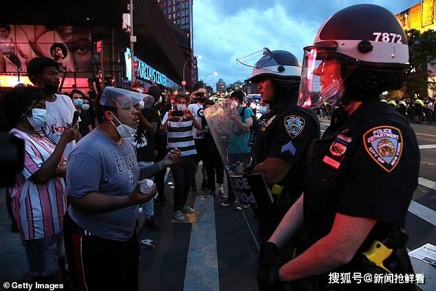 美国27岁女子向警车扔汽油弹,车里坐4名警察