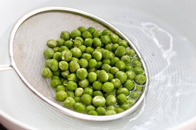 我隔三差五的就给孩子做这道菜,营养丰富好消化,保护视力眼睛亮_豌豆