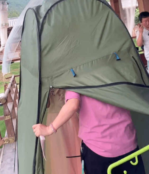 演员在片场怎么换衣服?看到赵露思的"更衣室",最接地气的女明星