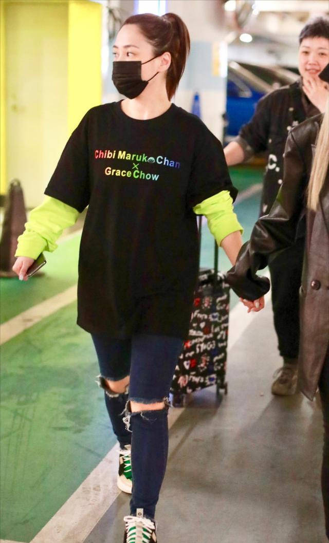 钟欣潼衣品焕如新生短袖t恤叠穿长袖打底39岁也能驾驭荧光色