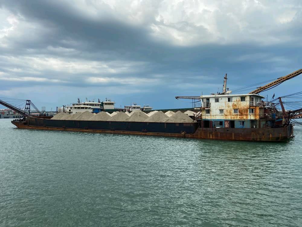 湛江海事重拳打击违法运砂船舶,查处8艘违法砂石船