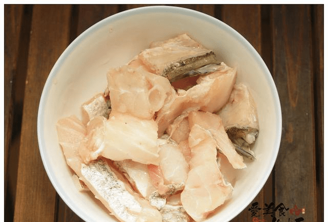 煎鱼排剩下的带骨的鲈鱼肉用来煮一碗泡鱼粥当早餐合适