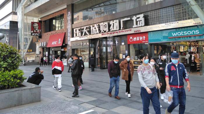 武汉街道口实拍:热干面5元,行人车流有所增加,消费一般不进店