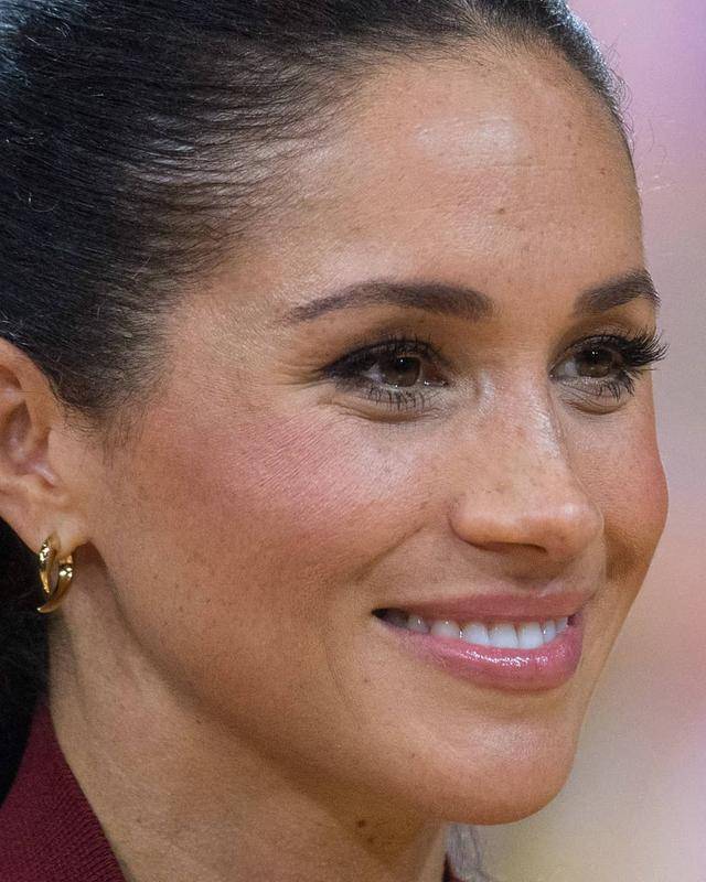 原创梅根终于公开发声,难得素颜出镜黑眼圈严重,满脸雀斑抢镜