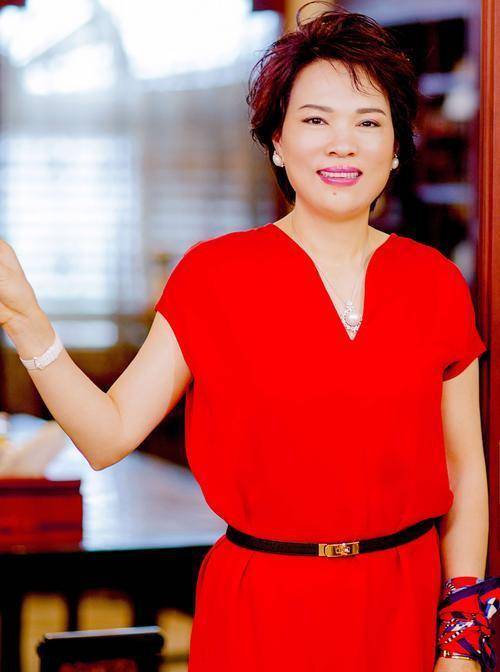 1985年,她嫁给了同是卖绣花样的虞云新,婚后想安定下来的周晓光和丈夫