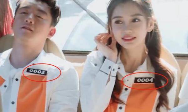 蔡徐坤有多暖关晓彤近视看不清屏幕他下意识的动作太圈粉