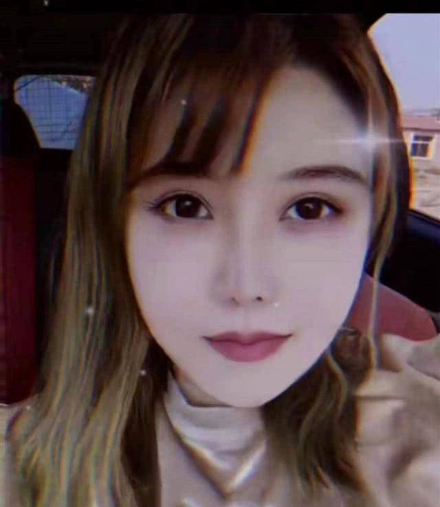 "郭老师"减肥成功,腰和腿的线条清晰可见,美颜后的