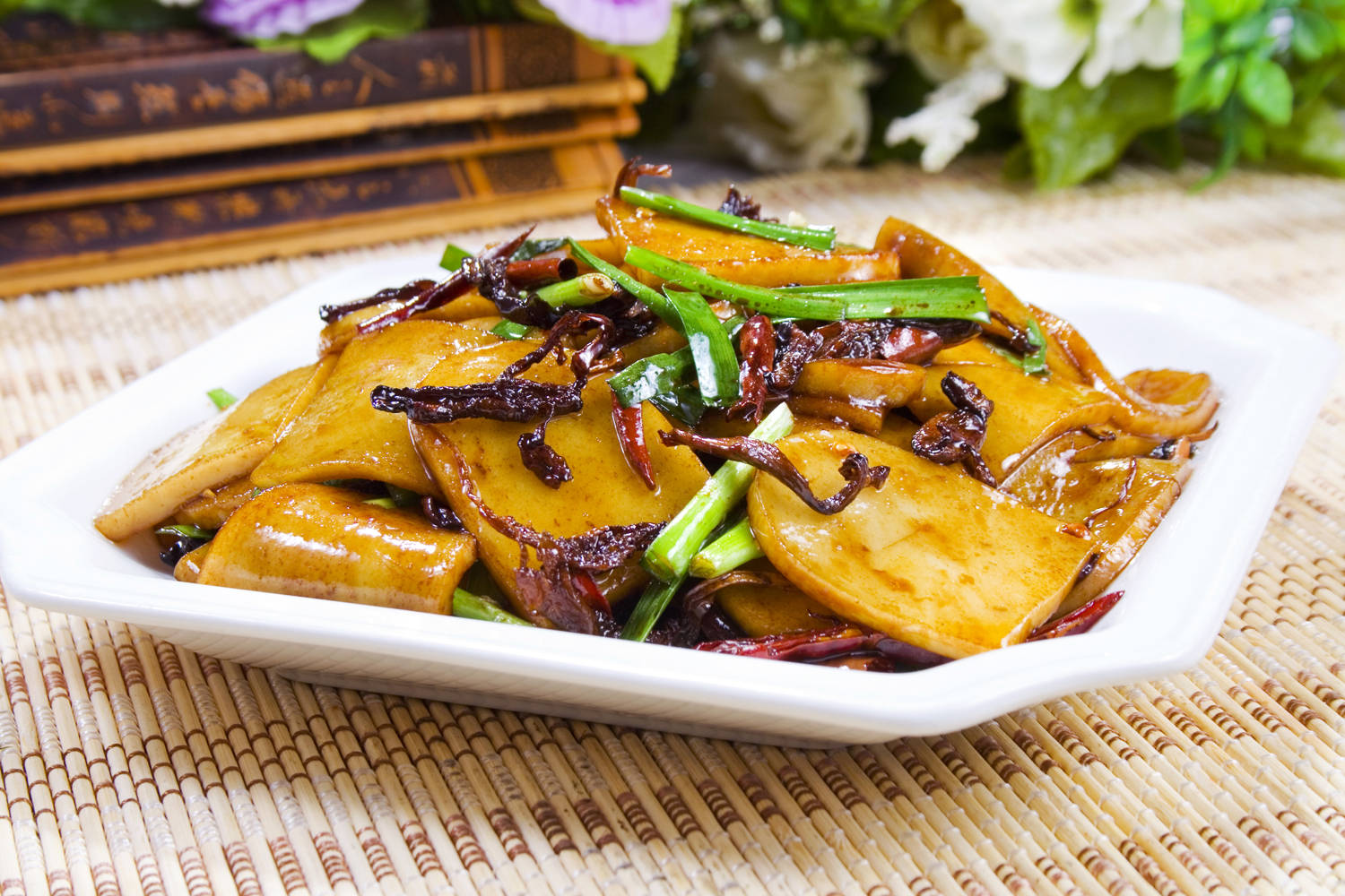 *山珍炒饵块,图源昵图网早在明清时期,饵块就是云南人的常见食品了.