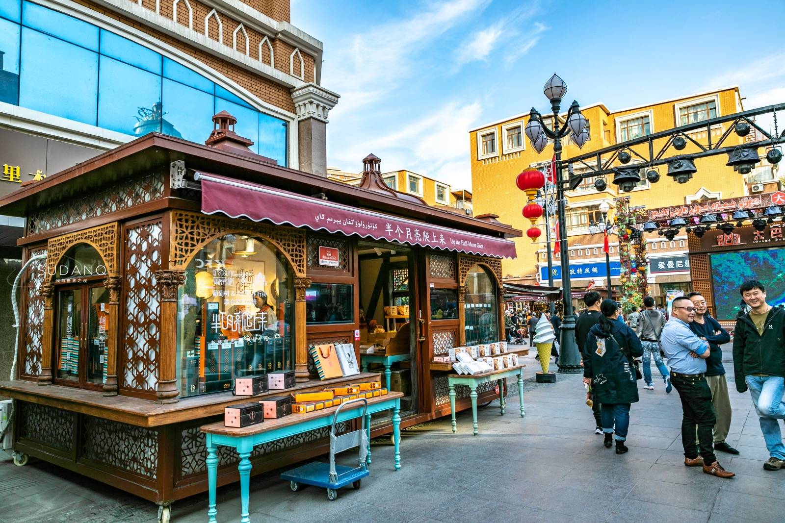 世界上规模最大的集市有何特色?新疆国际大巴扎,来了就不想走_乌鲁木