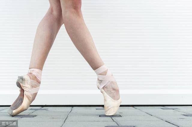 长时间站立和久坐的老年人会感到脚下酸胀和麻木,重者出现下肢静脉