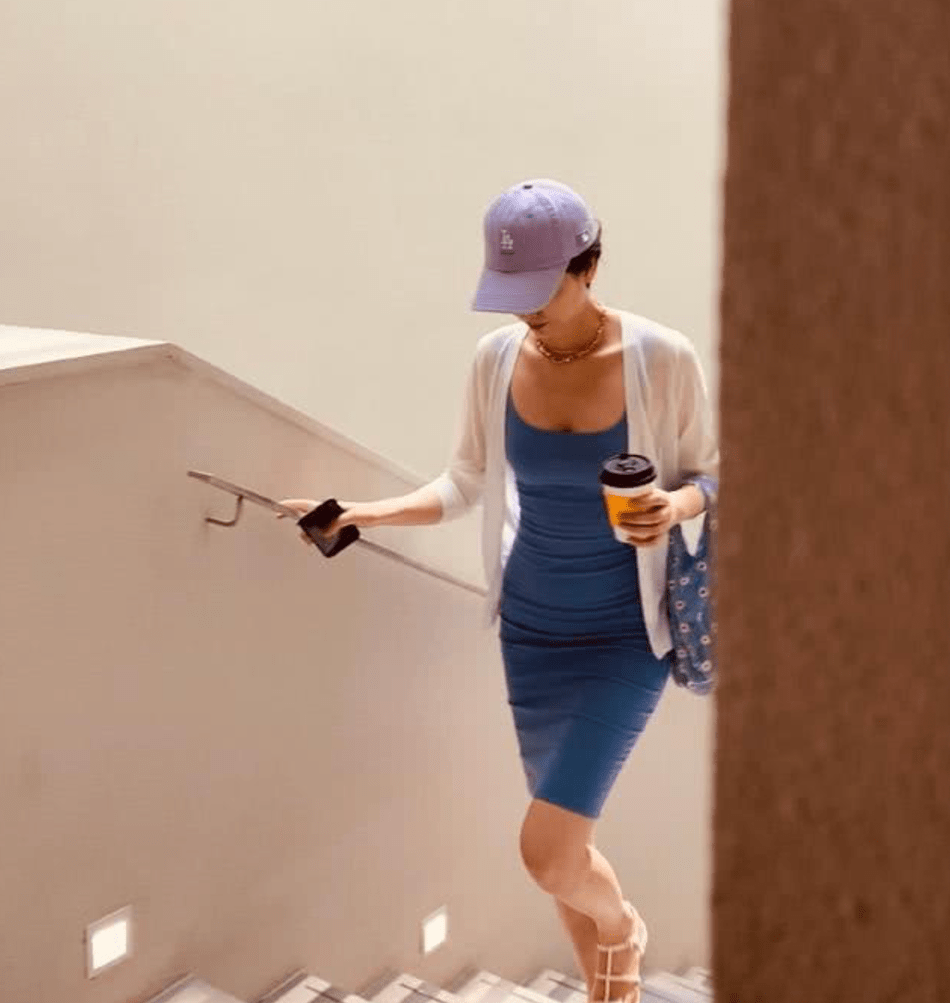 1/ 12 6月5日凌晨,李亚鹏女友susie更新社交平台动态,晒出一组去上海