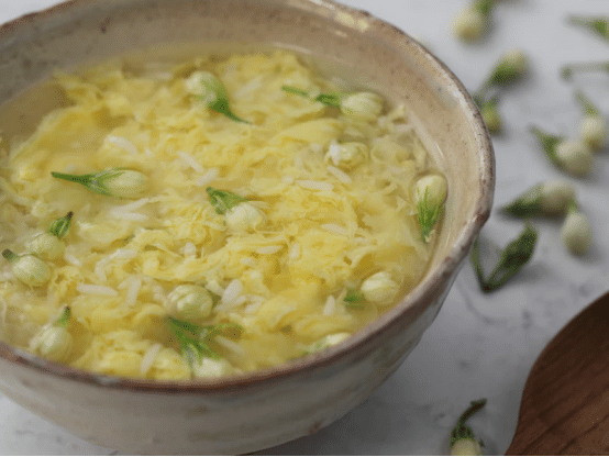 原创茉莉花香味的醪糟蛋汤具备清爽的外形口味也非常素雅