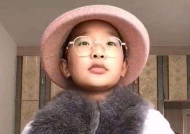 模仿老师的钟美美,谢谢你成为成年人的一面镜子