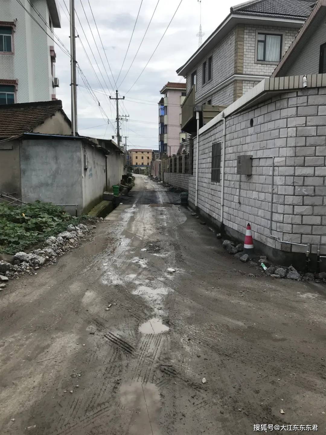靖江这个村道路坑坑洼洼不利于老百姓出行怎么办?