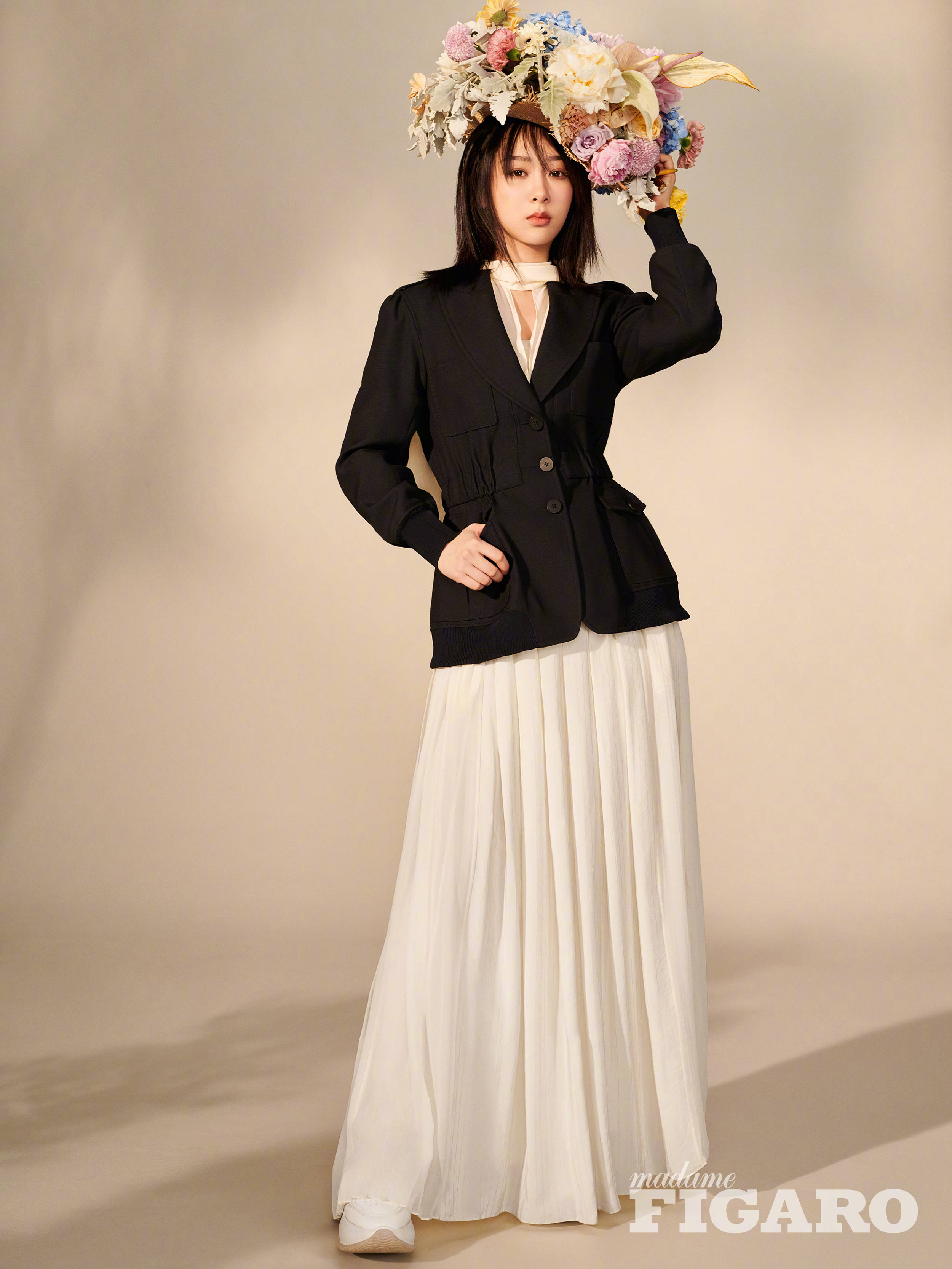 杨紫鲜花草帽造型曝光,浪漫又文艺,近况被拍上医院看病身体虚弱