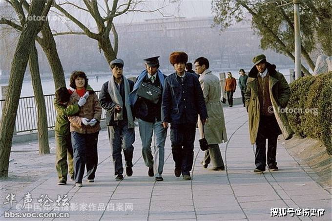 老照片:七十年代末的中国人,故宫围观外国人,站在他人轿车旁照相