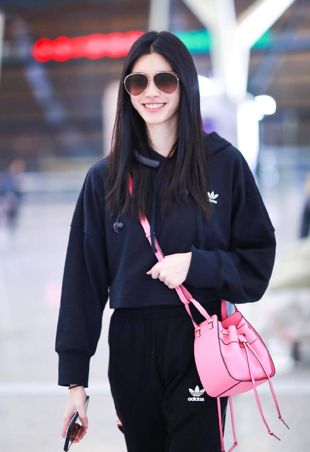 原创奚梦瑶现身机场,嫁入豪门却过得节俭,全身装扮只有包是贵的