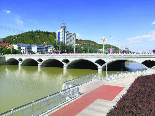 天蓝水碧地绿的东川河畔滨河南西路种草植绿