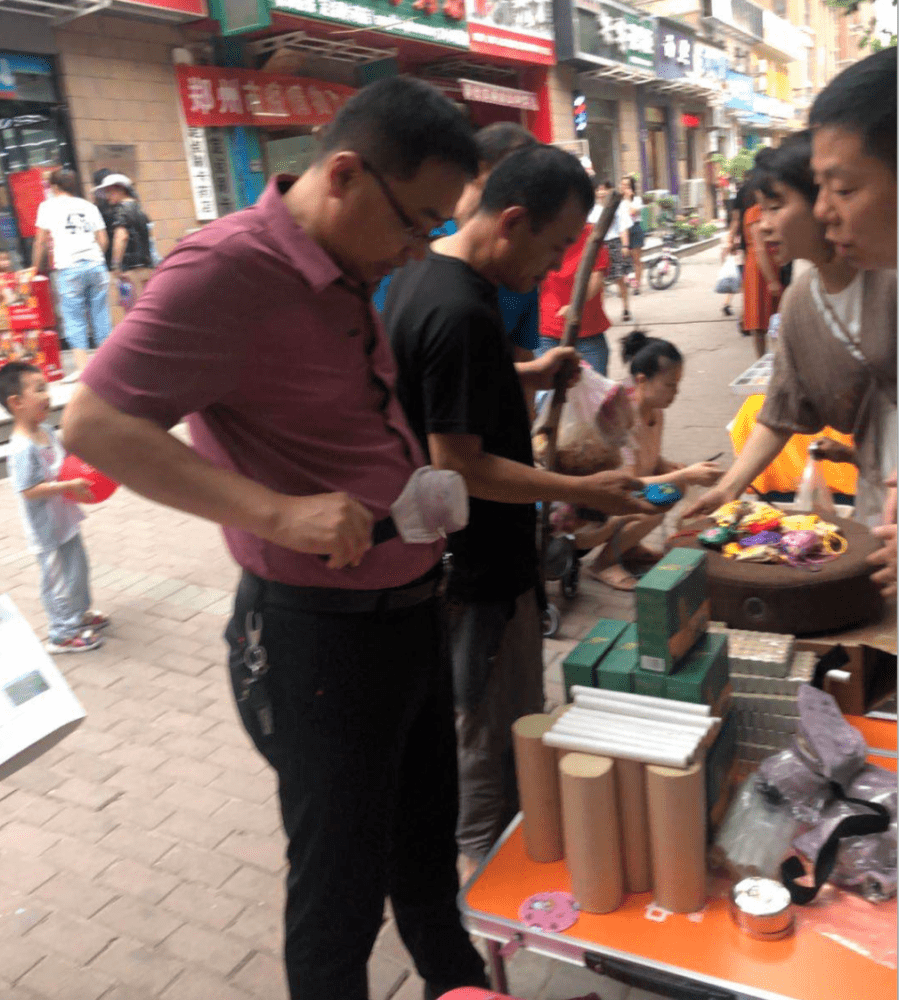 比如很多卖家把东西铺在地上,但大多数人是不愿意弯下腰去看的,最好