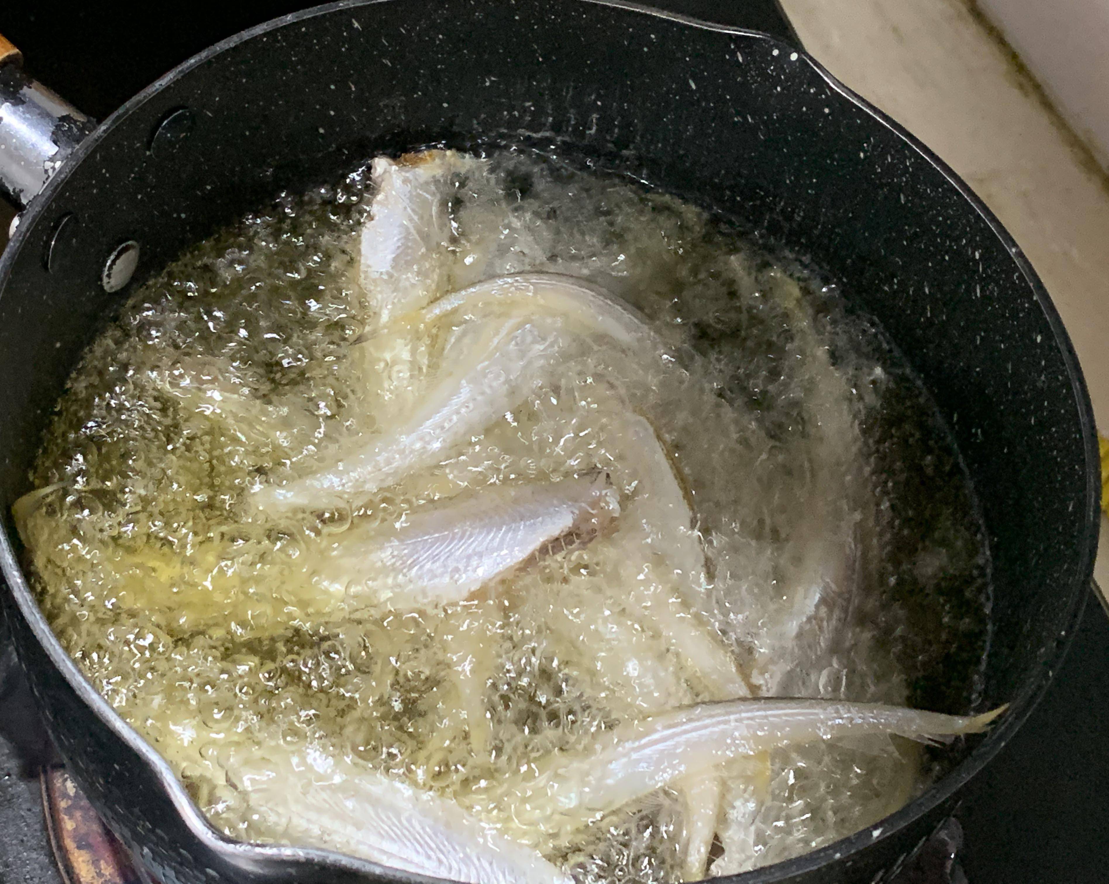 香炸凤尾鱼,比甘竹罐头凤尾鱼好吃,香酥入味