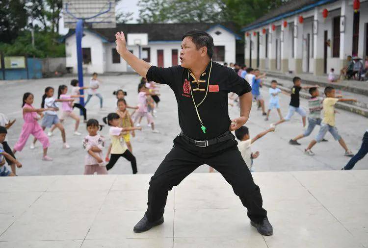 12岁师承石仕贞学习苗拳,谙熟苗族蚩尤拳.