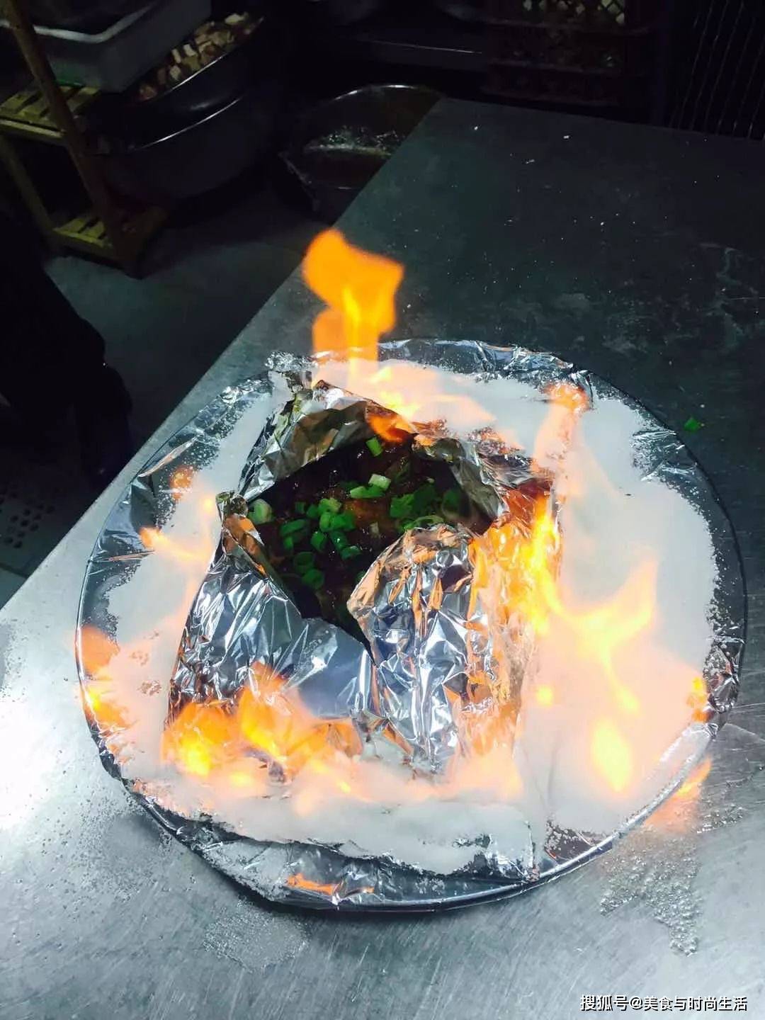 火焰秘制排骨,在大厨的手里出神入化,肉质更香嫩