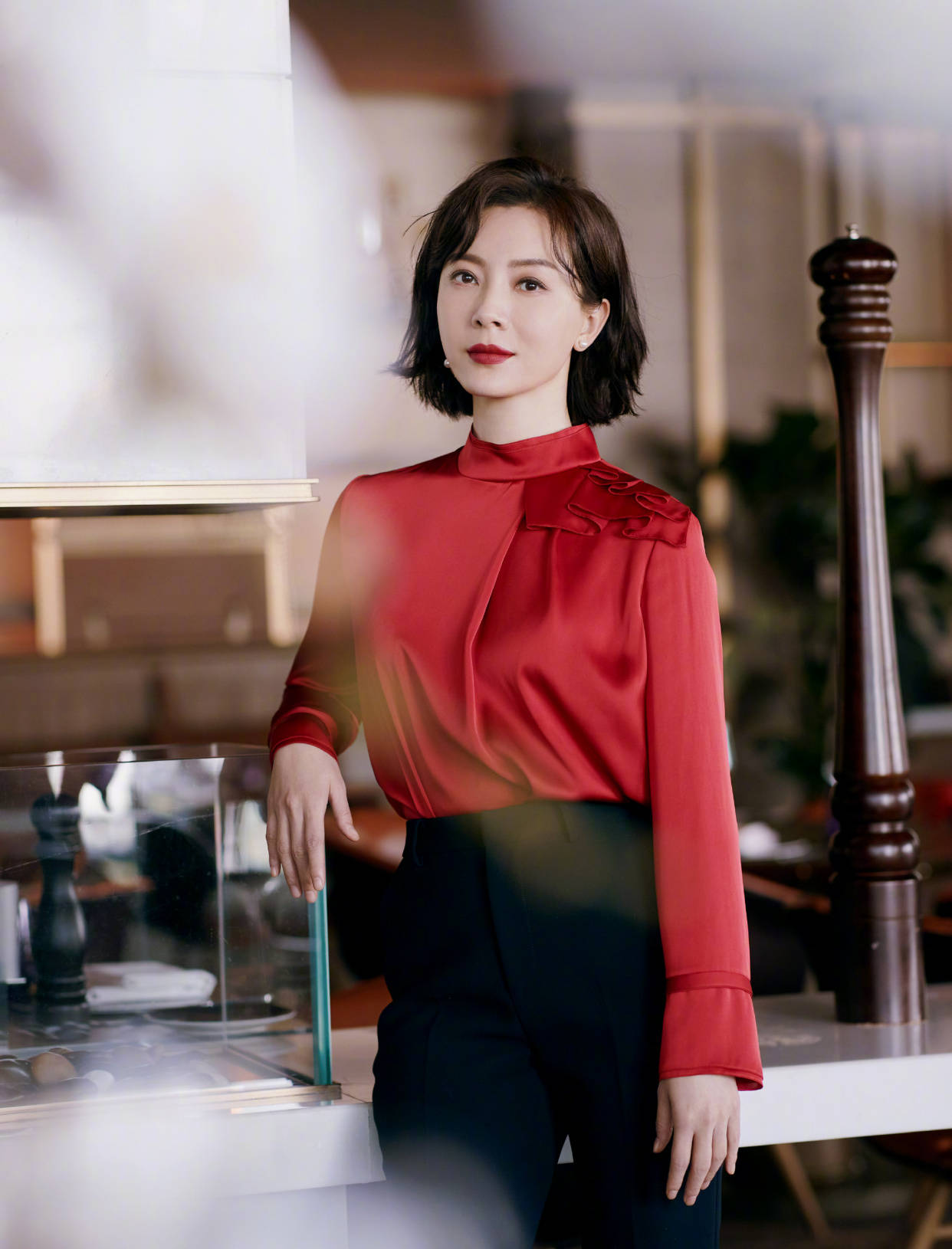 原创43岁的陈数气质如兰,身穿枣红色上衣配藏青色高腰裤,优雅又大气