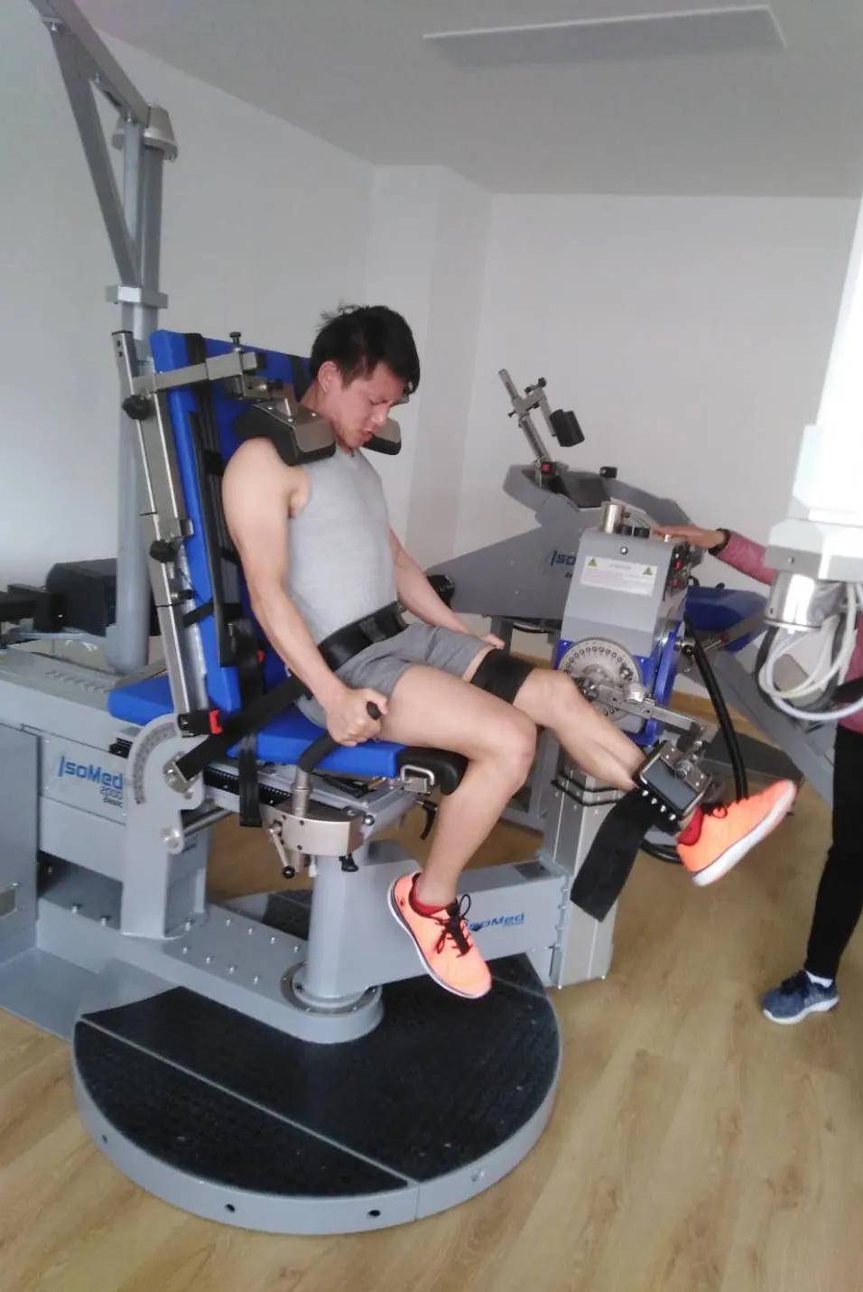 等速肌力测试是在肢体被动地进行等速运动时,通过测定反映肌肉负旱哪