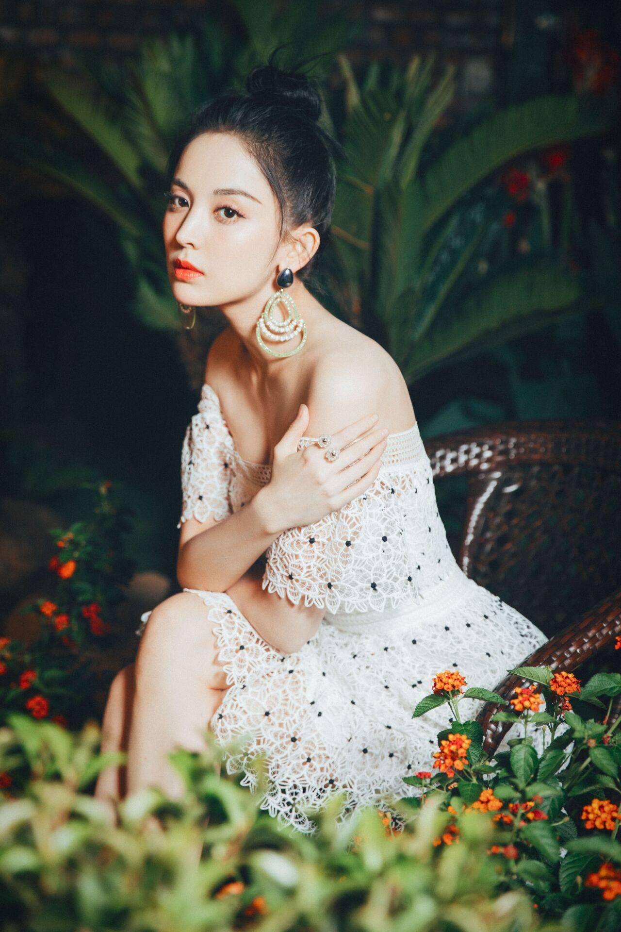 古力娜扎直播造型像是花丛中的白衣公主