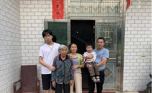 江西萍乡:丈夫意外去世 她带着婆婆改嫁_王志萍