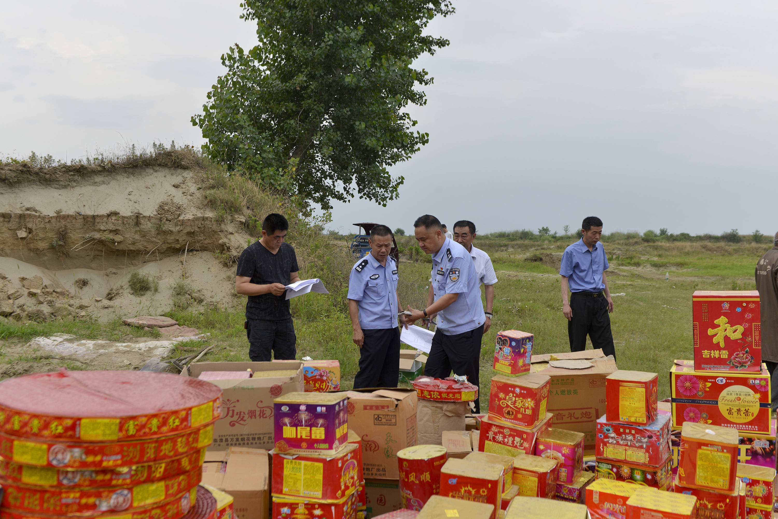 宜城公安集中销毁非法烟花爆竹1664件