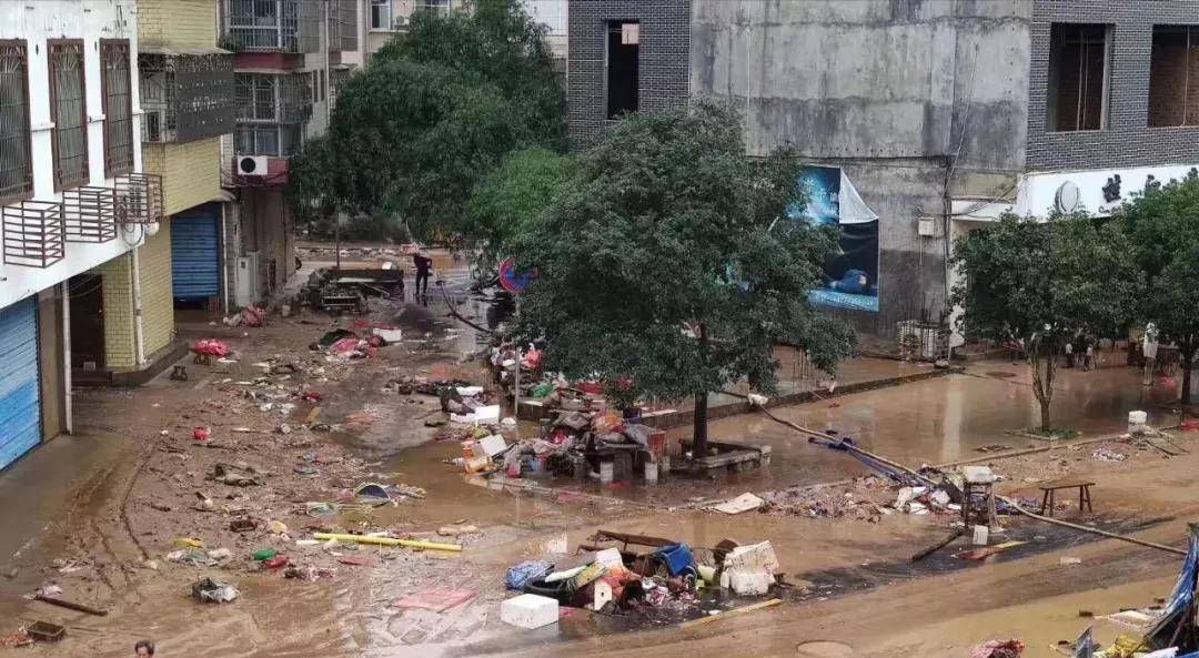 实拍:广西城市遭受洪灾一片狼藉,水退后城内泥泞不堪