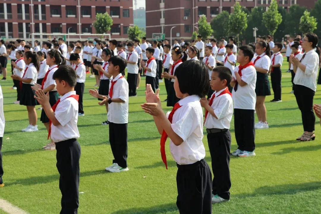 感恩中成长潍坊枫叶国际学校第十五周升旗仪式