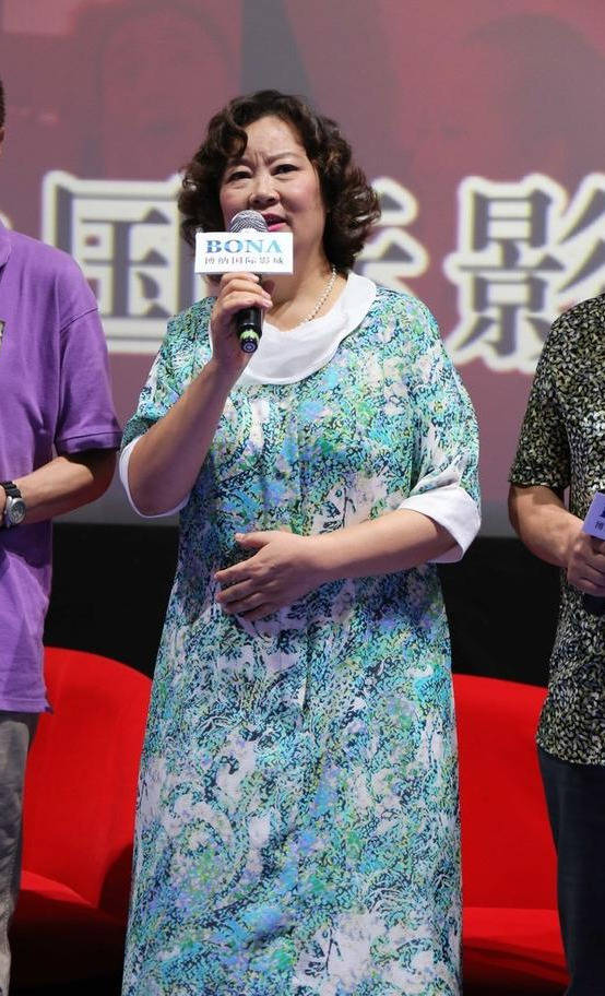 实力派演员方青卓真潇洒粉色西装配绿内搭60多岁还玩撞色