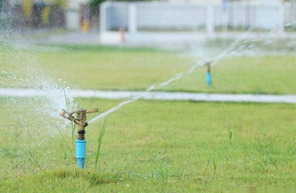 图为对草坪进行浇水
