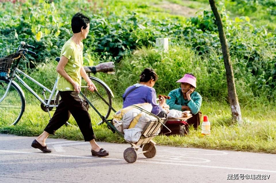 原创朝鲜街头地摊西瓜香烟小食品顾客少光临摊主都是中老年妇女