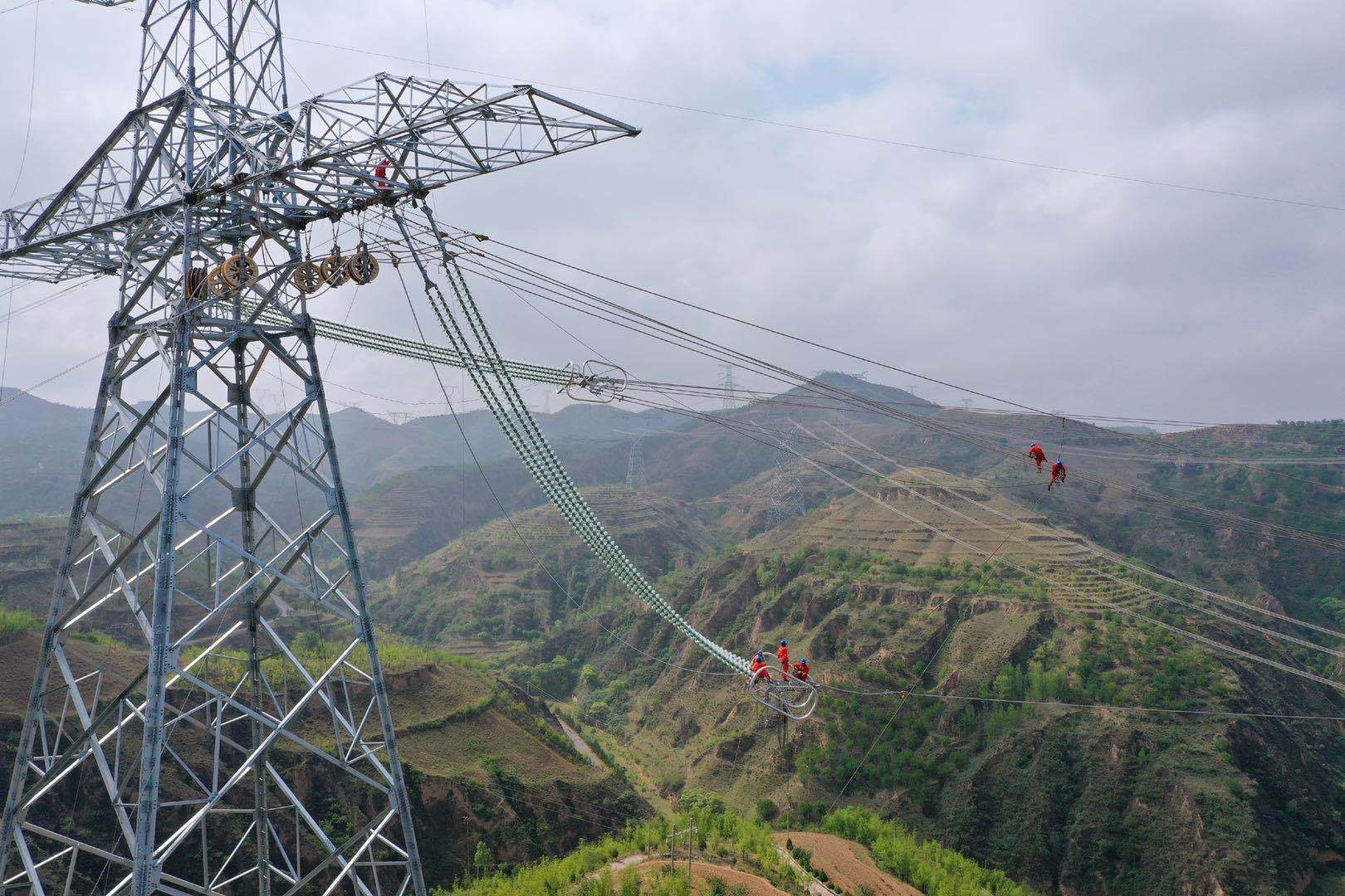 陝北湖北800千伏特高壓電力線路順利跨越1000千伏橫洪特高壓線路