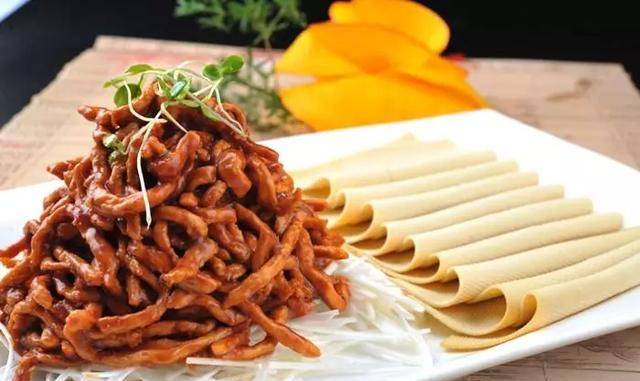 京酱肉丝是一道知名度很高的京菜,北京菜中的经典