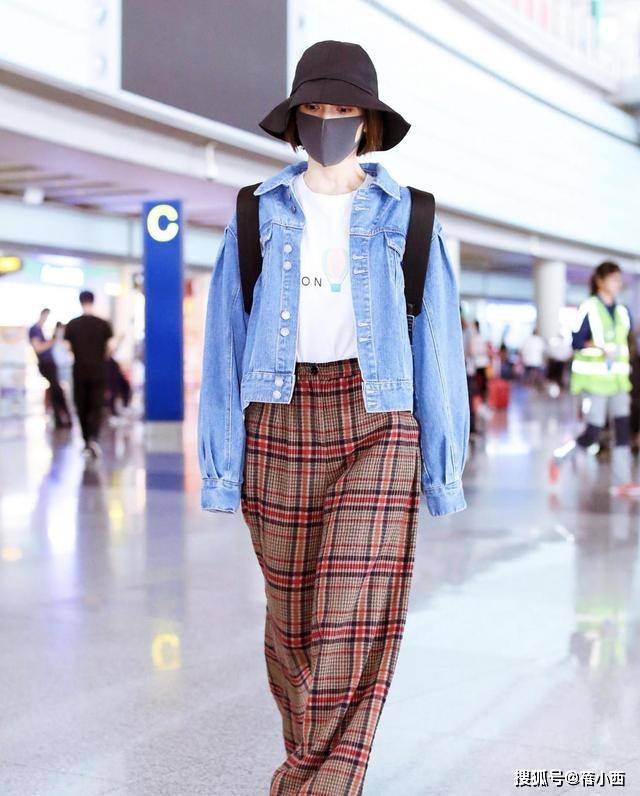 而且颜色相对而言比较亮丽,搭配在淡蓝色的牛仔外套下面,使得服饰颜色