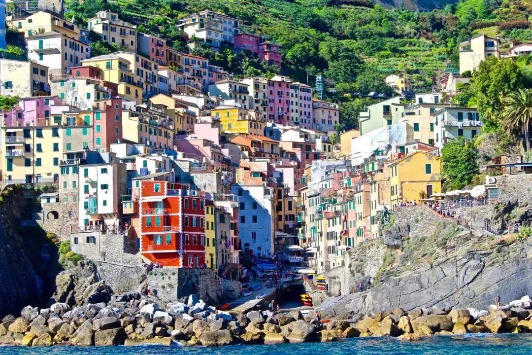 看看这四个国内外彩色小镇,竟穿上了五彩斑斓的外衣!